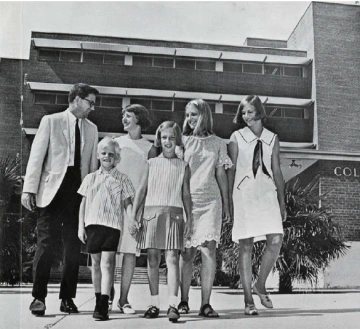 Charles, Ron, Jean, Nancy, Amy and Marna Ares walking in front of the University of Arizona College of Law.